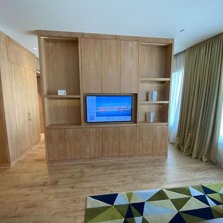 The Bentley Luxury Hotel & Suites Ντόχα Εξωτερικό φωτογραφία A television in a hotel room