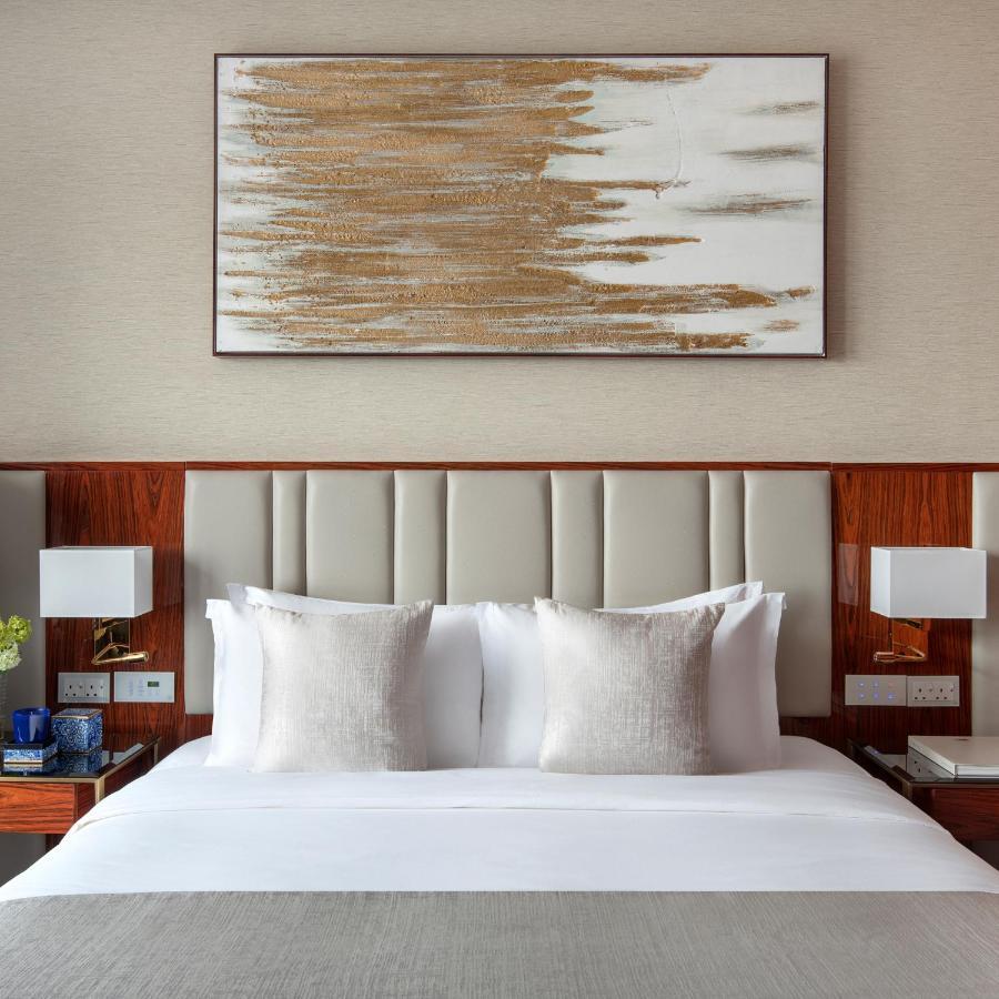 The Bentley Luxury Hotel & Suites Ντόχα Εξωτερικό φωτογραφία A bedroom at the hotel