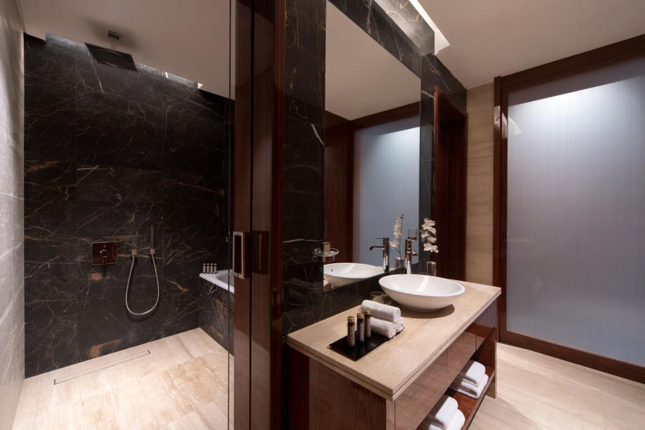 The Bentley Luxury Hotel & Suites Ντόχα Εξωτερικό φωτογραφία Bathroom
