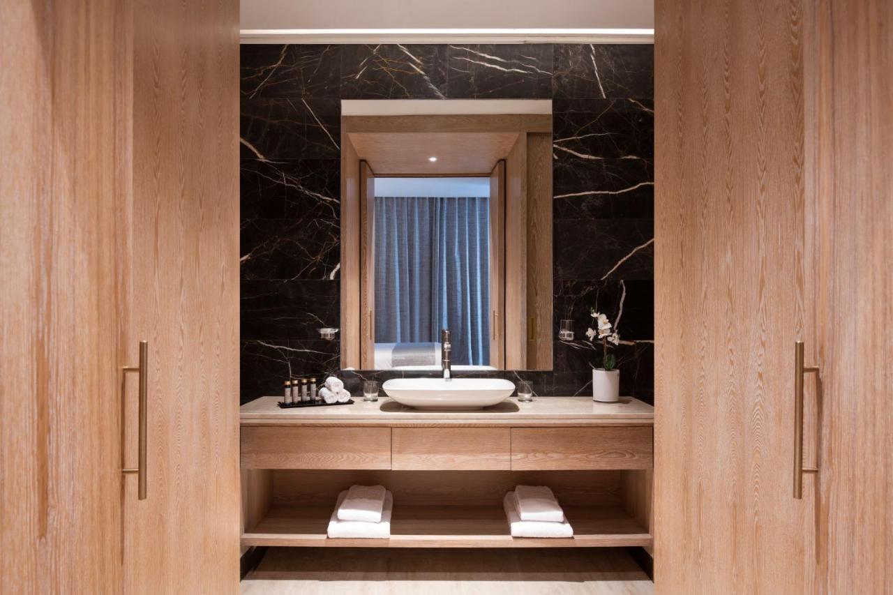 The Bentley Luxury Hotel & Suites Ντόχα Εξωτερικό φωτογραφία Bathroom