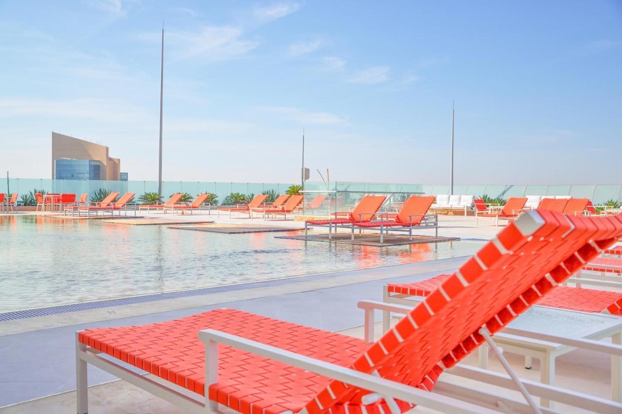 The Bentley Luxury Hotel & Suites Ντόχα Εξωτερικό φωτογραφία The rooftop pool at the hotel