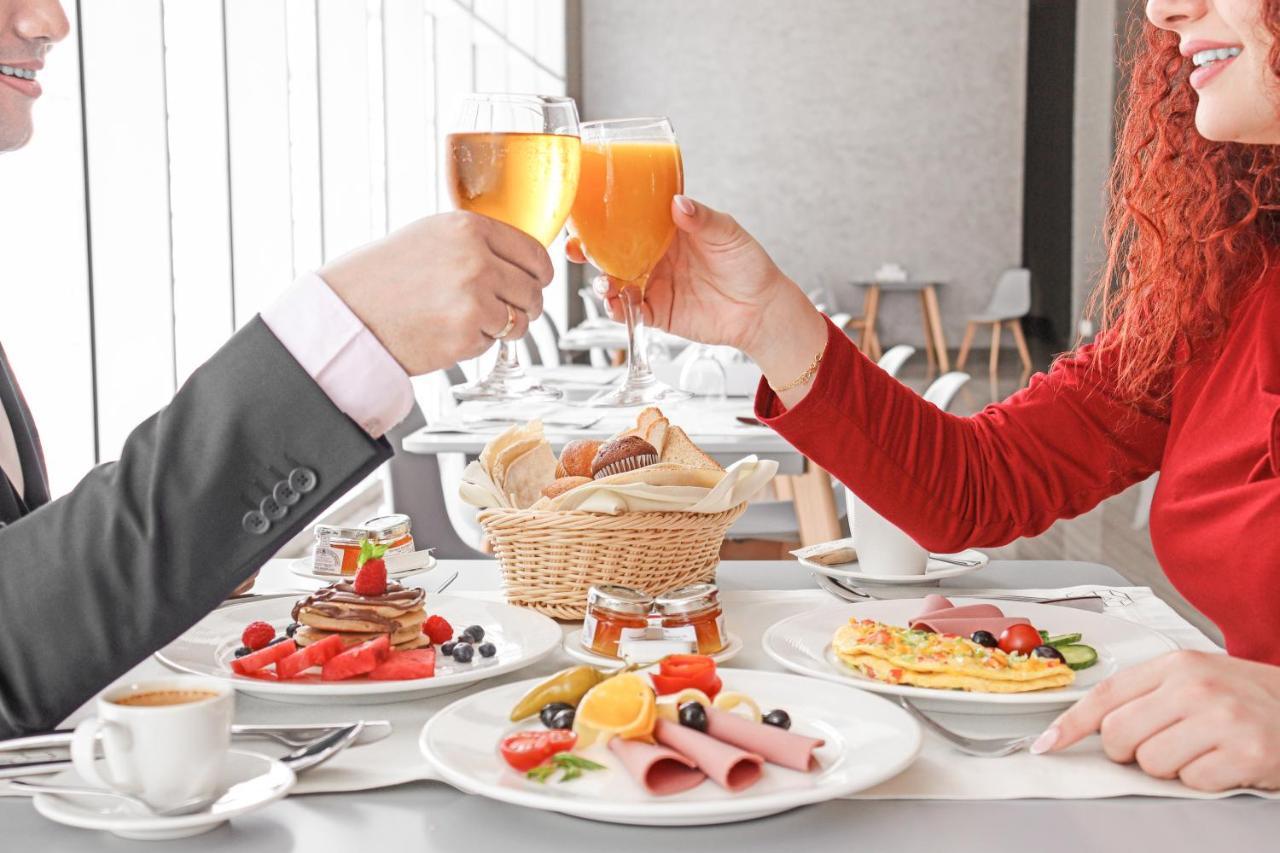 The Bentley Luxury Hotel & Suites Ντόχα Εξωτερικό φωτογραφία A couple toasting with beer