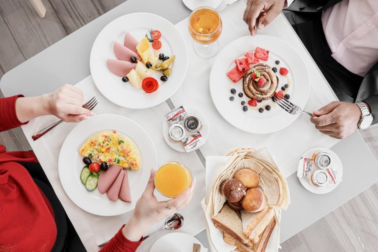 The Bentley Luxury Hotel & Suites Ντόχα Εξωτερικό φωτογραφία A breakfast at the hotel