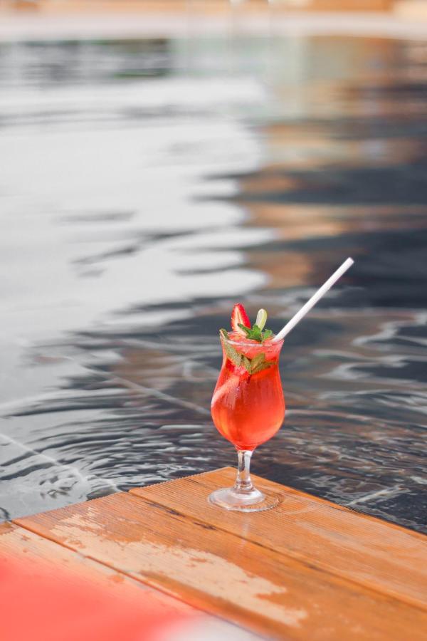 The Bentley Luxury Hotel & Suites Ντόχα Εξωτερικό φωτογραφία A strawberry daiquiri