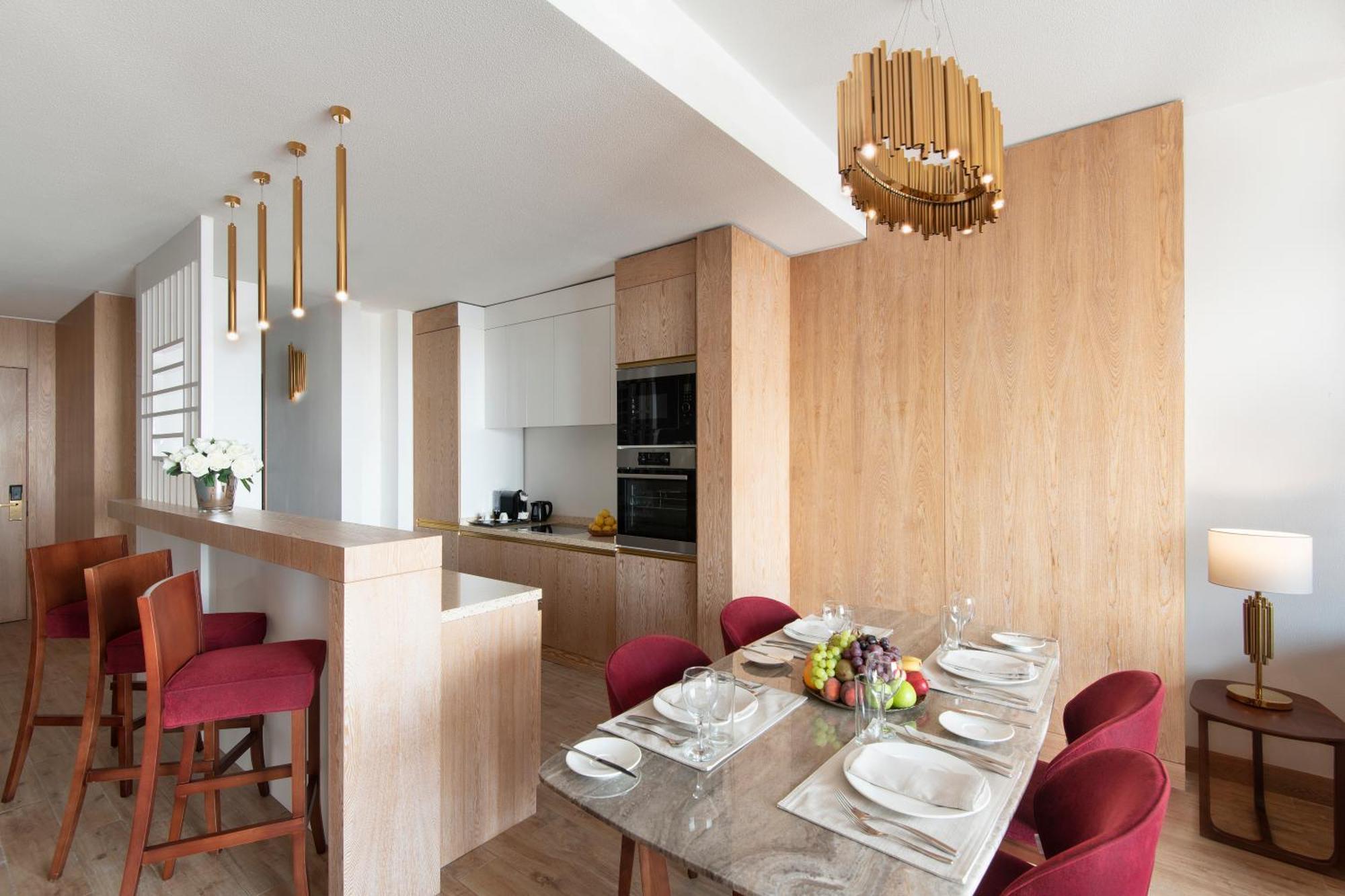 The Bentley Luxury Hotel & Suites Ντόχα Εξωτερικό φωτογραφία A kitchen and dining room in a typical apartment