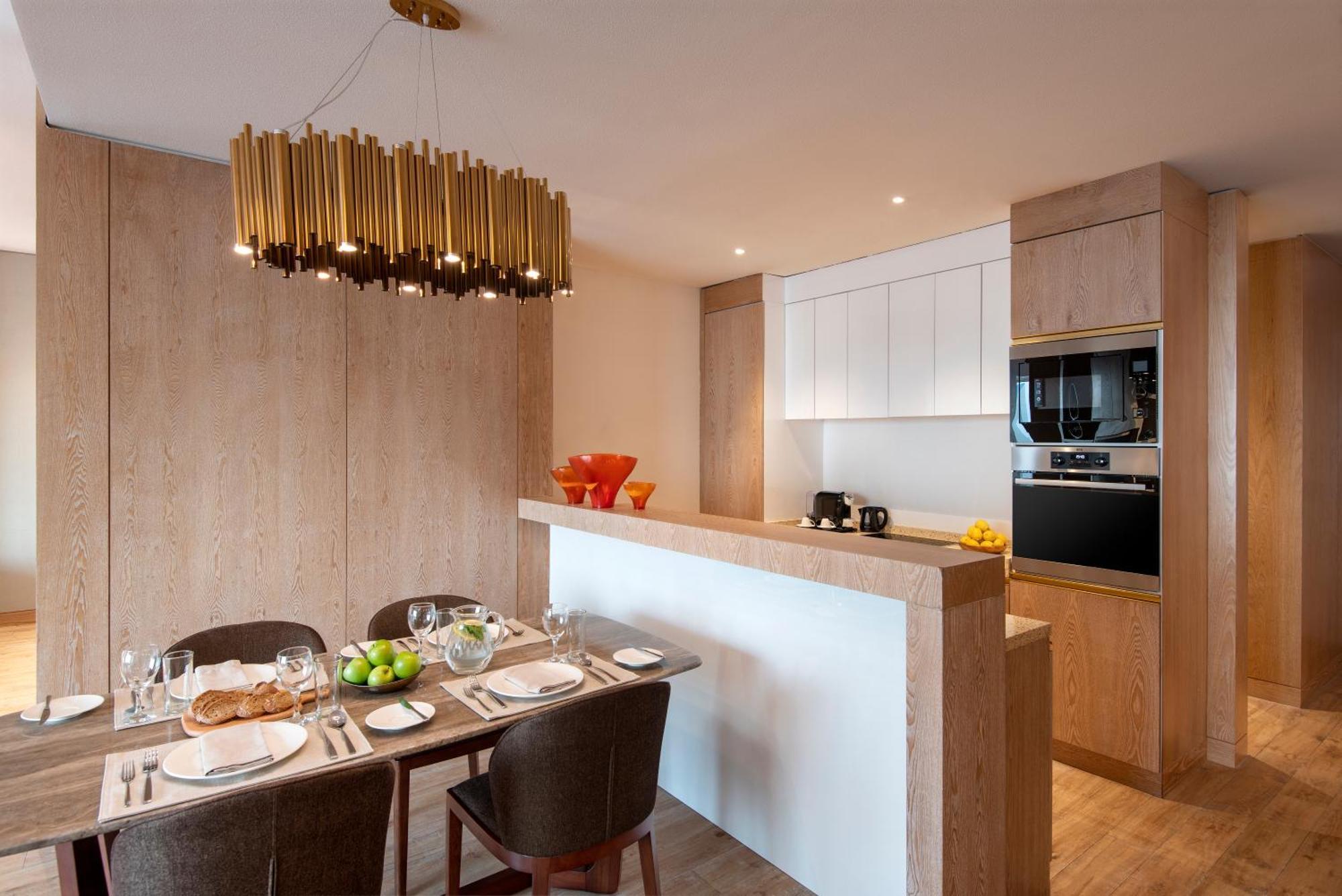 The Bentley Luxury Hotel & Suites Ντόχα Εξωτερικό φωτογραφία A kitchen in a typical apartment