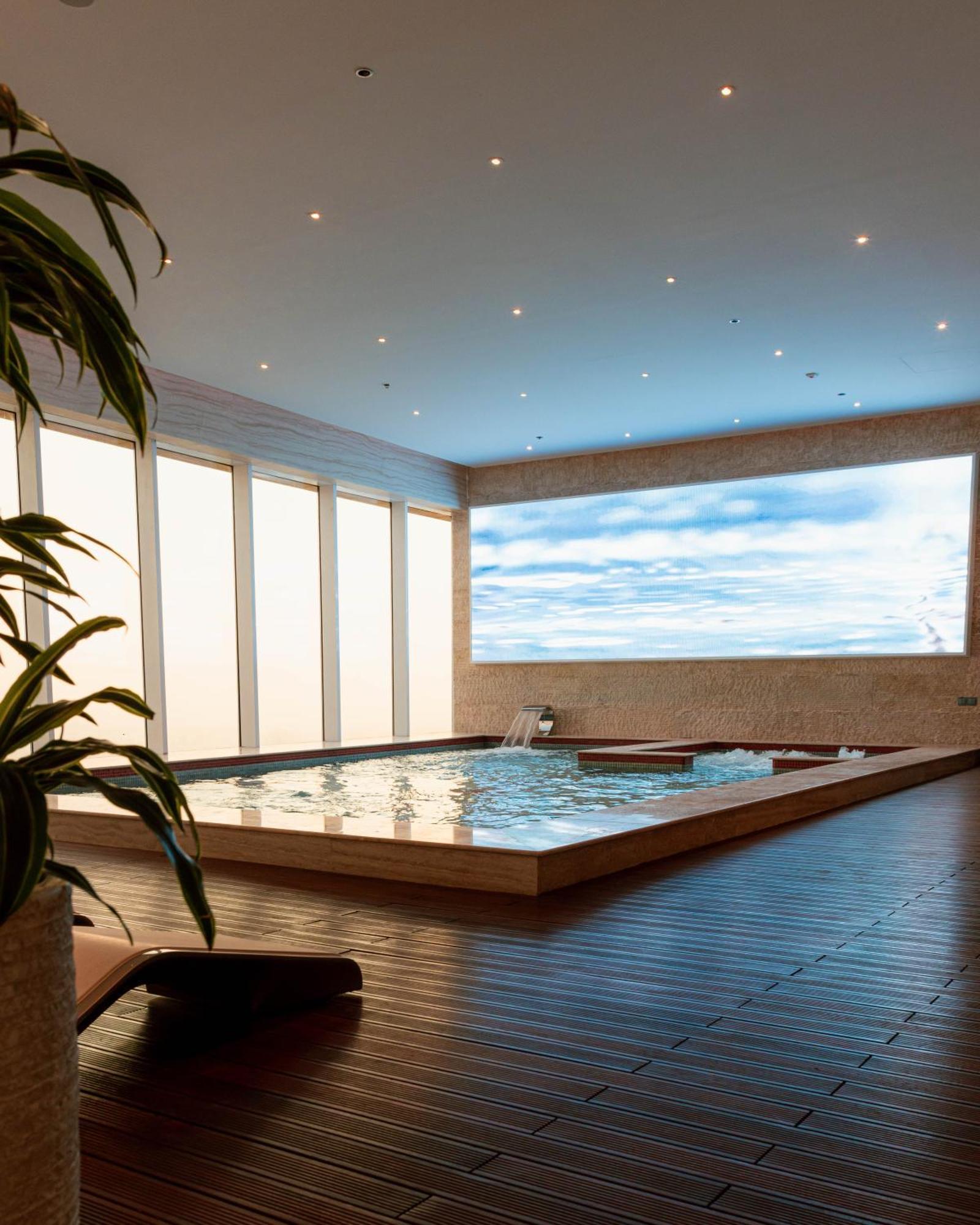 The Bentley Luxury Hotel & Suites Ντόχα Εξωτερικό φωτογραφία A swimming pool with a translucent ceiling