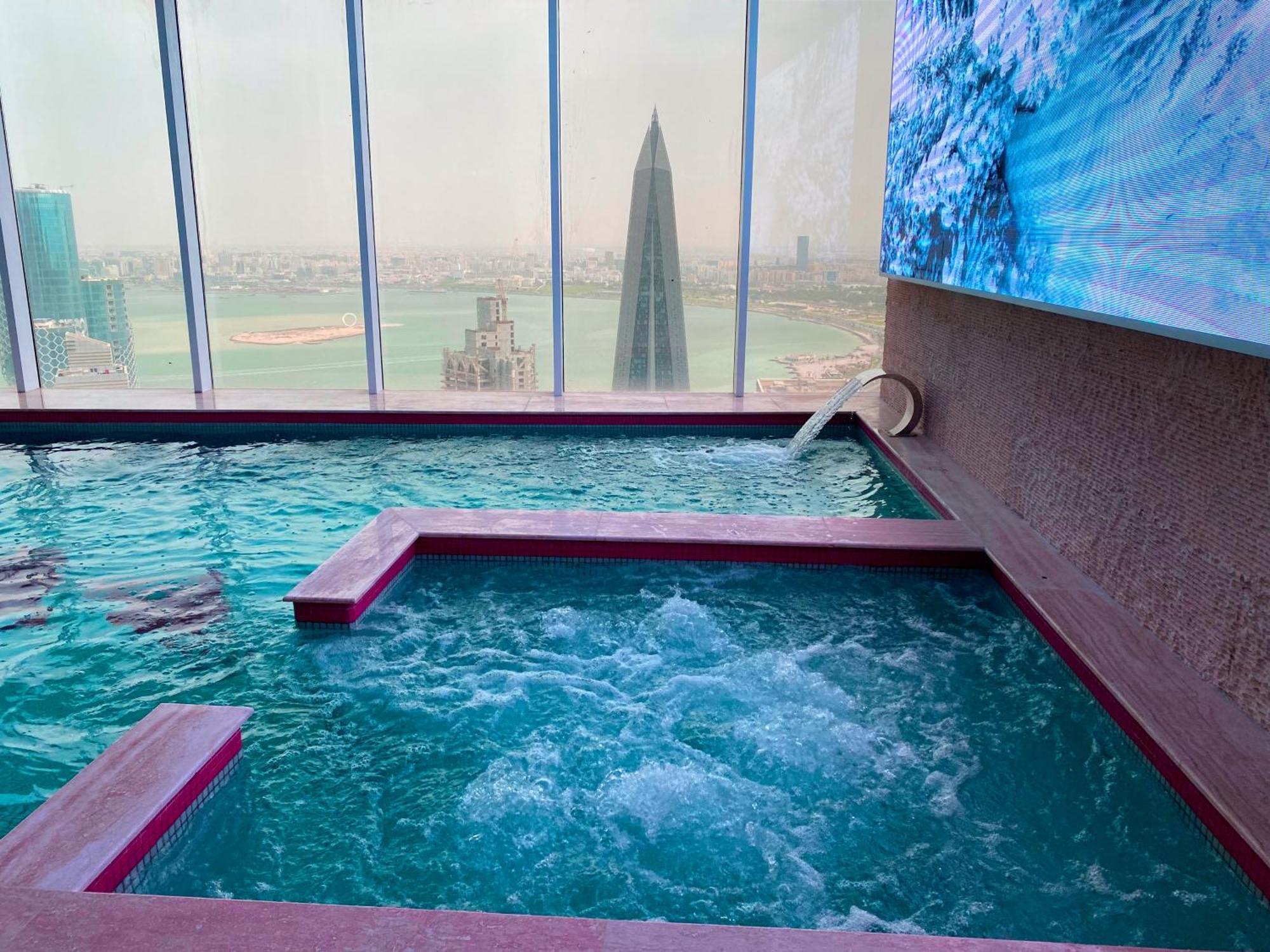 The Bentley Luxury Hotel & Suites Ντόχα Εξωτερικό φωτογραφία The swimming pool at the Ritz-Carlton, Riyadh