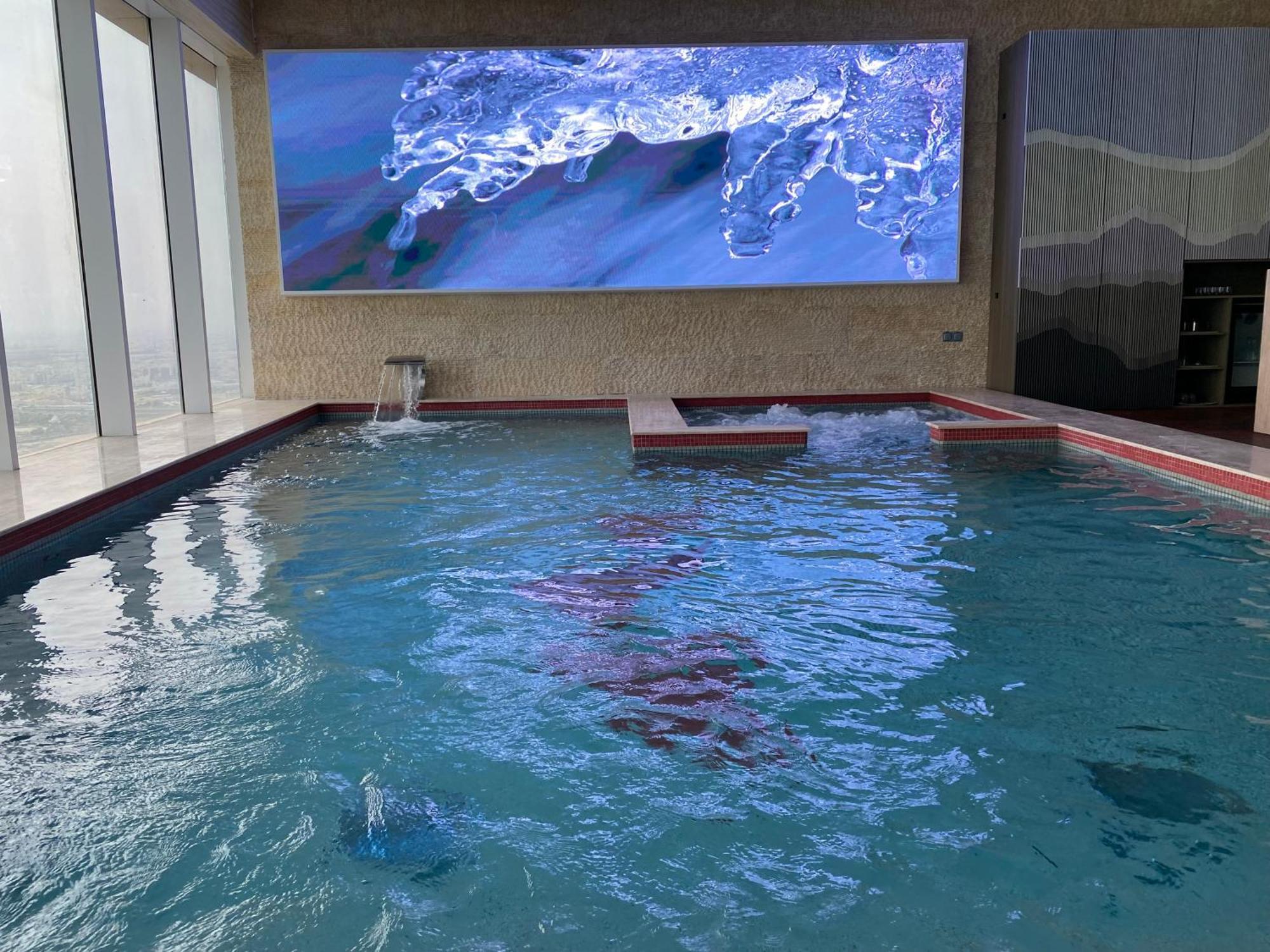 The Bentley Luxury Hotel & Suites Ντόχα Εξωτερικό φωτογραφία The indoor pool